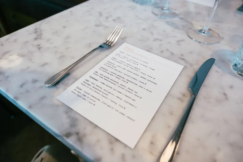 Decifrare il Menù: L'Arte di Leggere una Degustazione come un Esperto di Vino Interpreta un'Etichetta
