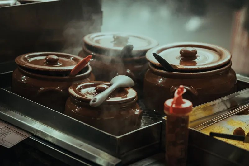 L'Oro Liquido della Cucina: Il Brodo come Atto di Cura e Memoria